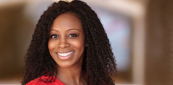 UC Merced Alumna Temnee Wright smiles brightly at the camera.